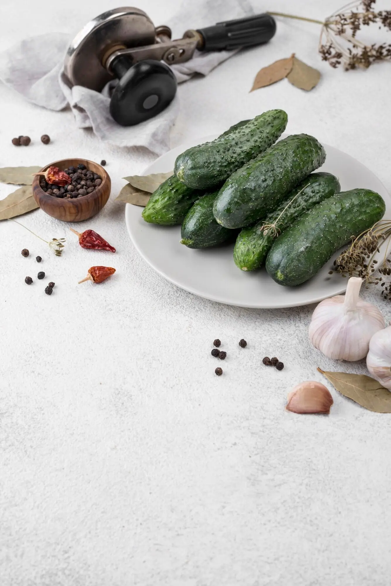 Gurken auf einem Teller aus hoher Perspektive