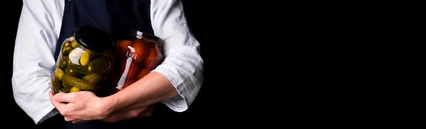 Nahaufnahme von Händen, die Gläser halten, mit Textfreiraum.